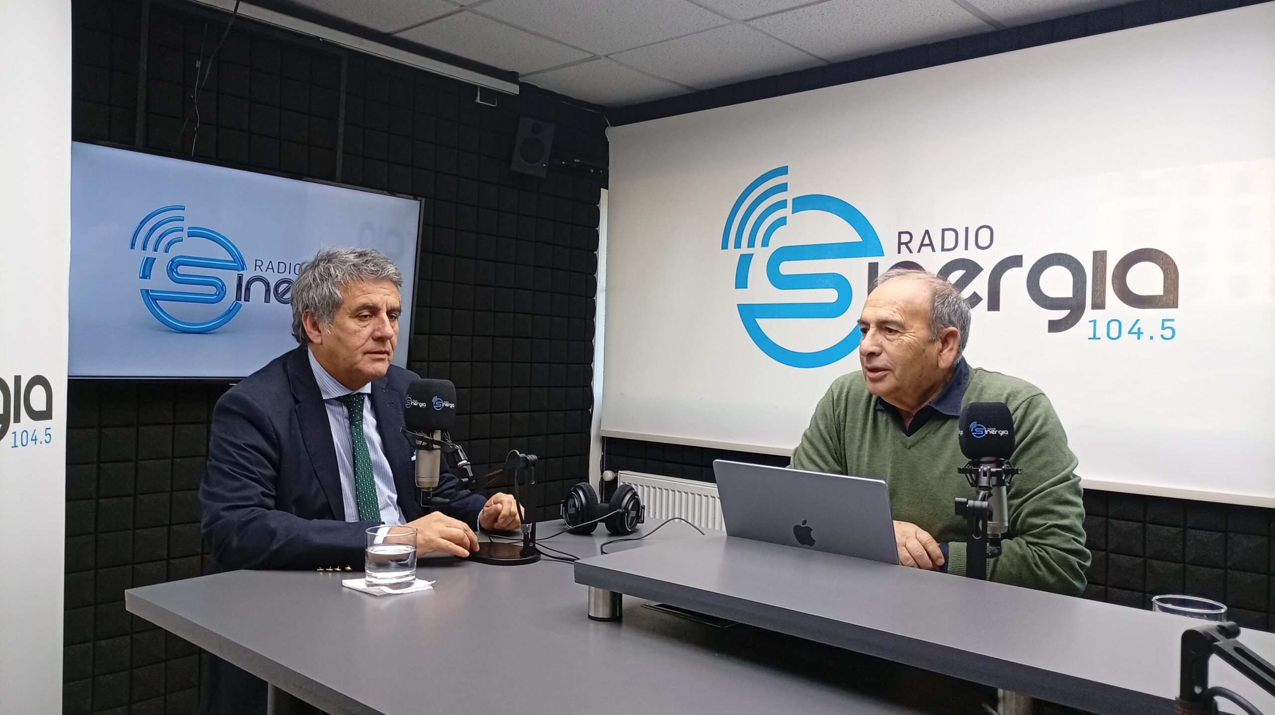Descentralización, autonomía regional y desarrollo: las definiciones del Gobernador Alejandro Santana en Radio Sinergia.